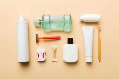 Banyo ürünleri için model düz yatak, spa jileti, diş macunu, sabun, jöle ve diğer çeşitli aksesuarlar. Cilt sağlığı için kozmetik. Logonuz için Bath Mockup.