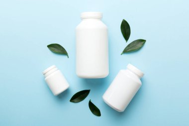 İlaçlar, ilaç şişesi, sağlık ve tıbbi destek. Vitamin hapları. Yeşil yapraklı vitaminler, doğal organik biyo takviyeler, fotokopi alanı..