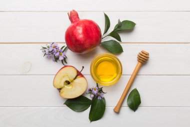 Renkli arka planda yahudi Rosh Hashanah bayramı sembolleri olan düz kompozisyon, Rosh hashanah kavramı. Geleneksel yılbaşı tatili. Kopyalama alanı olan üst görünüm.