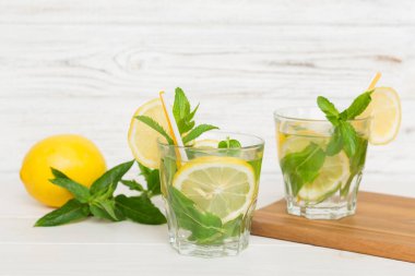 Mojito kokteyli. Limonlu, limonlu ve naneli mojito kokteylini uzun bir bardakta sopayla tazeliyorum..