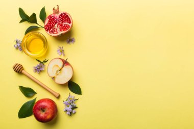 Renkli arka planda yahudi Rosh Hashanah bayramı sembolleri olan düz kompozisyon, Rosh hashanah kavramı. Geleneksel yılbaşı tatili. Kopyalama alanı olan üst görünüm.