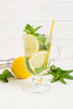 Mojito kokteyli. Limonlu, limonlu ve naneli mojito kokteylini uzun bir bardakta sopayla tazeliyorum..