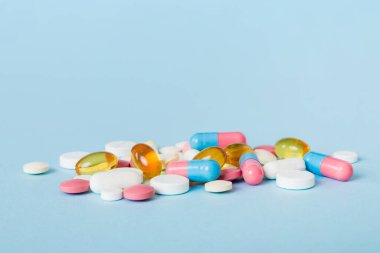 Bir çok farklı renkli ilaç ve hapların bakış açısı farklı. Renkli arkaplanda bir sürü hap.