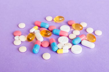 Bir çok farklı renkli ilaç ve hapların bakış açısı farklı. Renkli arkaplanda bir sürü hap.