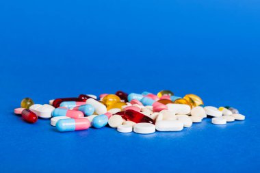 Bir çok farklı renkli ilaç ve hapların bakış açısı farklı. Renkli arkaplanda bir sürü hap.