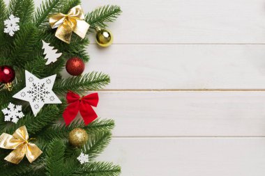 Noel arkaplanı, köknar dalları ve Noel süslemeleri. Üst görünüm, metin için boşluk kopyala.