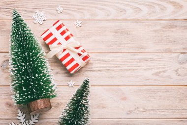 Renkli arka planda noel ağaçları olan düz kompozisyon. Kopyalama alanı olan üst görünüm.