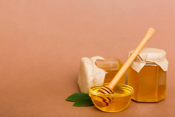 Honing Pot Met Bladeren Honing Dipper Gekleurde Achtergrond Bovenaanzicht Met — Stockfoto