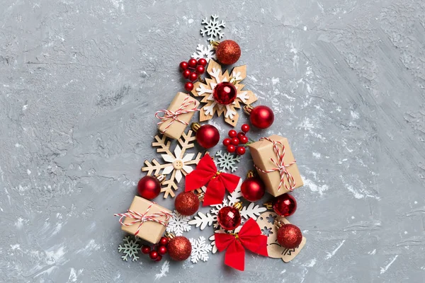 Weihnachtsbaum Aus Farbigem Kugelschmuck Auf Farbigem Hintergrund Blick Von Oben — Stockfoto