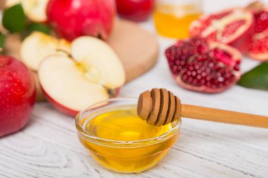 Renkli arka planda yahudi Rosh Hashanah bayramı sembolleri olan düz kompozisyon, Rosh hashanah kavramı. Geleneksel yılbaşı tatili. Kopyalama alanı olan üst görünüm.