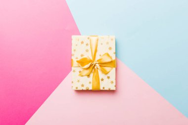 Tatil kağıdı hediyesi olarak sarı kurdeleli papyon önlük ve fotokopi alanı kullanıldı. Tatil geçmişi düzdü. Doğum günü ya da Noel hediyesi. Kopya alanı olan Noel hediyesi kutusu konsepti.