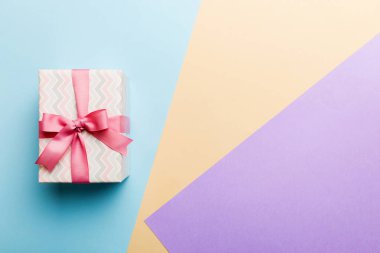 Tatil kağıdı hediyesi pembe kurdeleli pruva manzaralı fotokopi alanı. Tatil geçmişi düzdü. Doğum günü ya da Noel hediyesi. Kopya alanı olan Noel hediyesi kutusu konsepti.