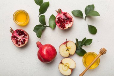 Renkli arka planda yahudi Rosh Hashanah bayramı sembolleri olan düz kompozisyon, Rosh hashanah kavramı. Geleneksel yılbaşı tatili. Kopyalama alanı olan üst görünüm.