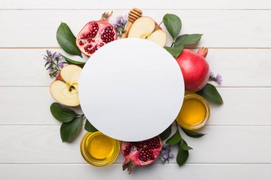 Renkli arka planda Yahudi Rosh Hashanah bayramı özellikleri taşıyan boş el ilanı ve sembolleri olan düz kompozisyon, Yılbaşı Tatili Geleneksel. Üst görünüm ve kopyalama alanı.