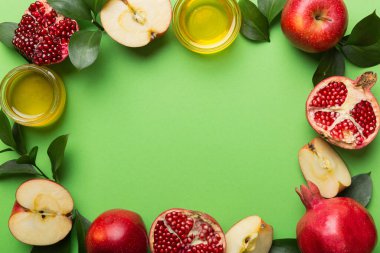 Rosh hashanah konsepti. Geleneksel Yahudi Yeni Yıl tatili sembollerinden yapılmış bir çerçeve. Kopyalama alanı olan üst görünüm.