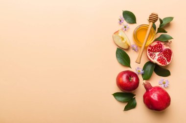 Renkli arka planda yahudi Rosh Hashanah bayramı sembolleri olan düz kompozisyon, Rosh hashanah kavramı. Geleneksel yılbaşı tatili. Kopyalama alanı olan üst görünüm.