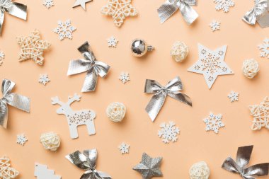 Yeni yıl kompozisyonu: Beyaz Noel kar taneleri. Çam kozalaklı Noel dekoru. Kopyalama alanı olan üst görünüm.