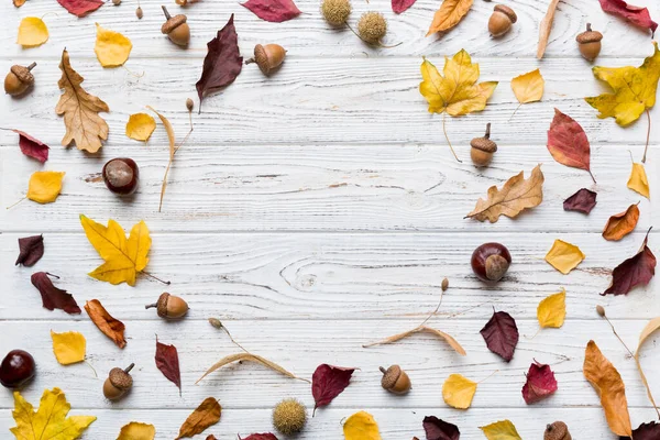 Composizione Autunnale Composta Foglie Secche Coni Ghiande Sul Tavolo Posa — Foto Stock