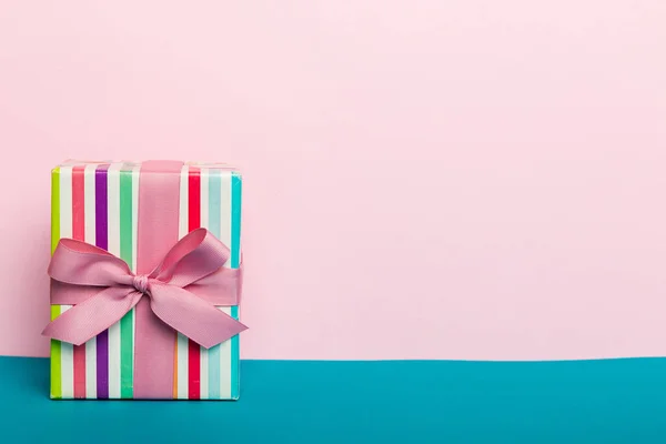 Holiday Paper Present Tied Pink Ribbon Bow Top View Copy — 图库照片