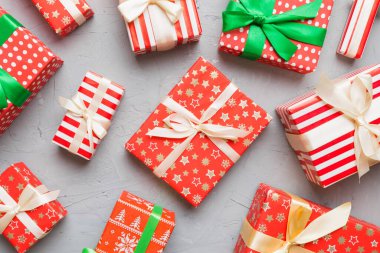 Masada renkli kağıtlarla süslenmiş bir sürü Noel hediyesi kutusu var. Birçok hediye var..