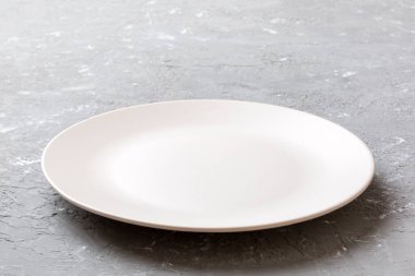 Ahşap zemin üzerinde boş ışık plakası perspektifi. Tasarımın için boş boşluk.