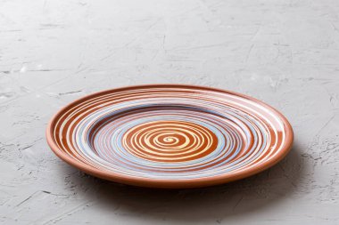 Çimento arka planındaki boş renkli plakanın perspektif görüntüsü. Tasarımın için boş boşluk.