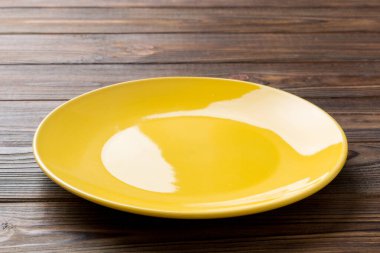 Beton zemin üzerinde boş mavi plakanın perspektif görünümü. Tasarımın için boş boşluk.