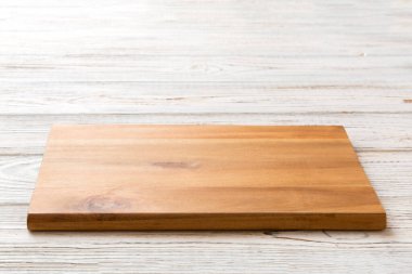 Çimento arka planında tahta kesme tahtası manzarası. Tasarımın için boş boşluk.