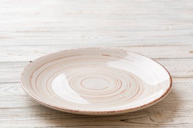 Ahşap zemin üzerinde boş ışık plakası perspektifi. Tasarımın için boş boşluk.