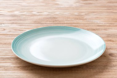 Ahşap zemin üzerinde boş mavi plakanın perspektif görüntüsü. Tasarımın için boş boşluk.