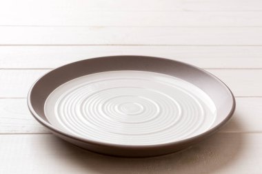 Ahşap zemin üzerinde boş ışık plakası perspektifi. Tasarımın için boş boşluk.