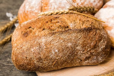 Ev yapımı doğal ekmek. Arkaplan olarak taze ekmeğin farklı türleri, kopya alanı ile perspektif.