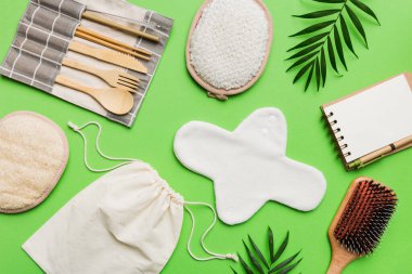 Sıfır atık. Çevre dostu günlük aksesuarlar. en üstteki görünüm.