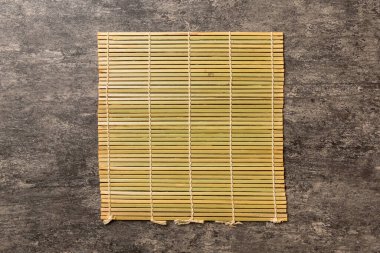 Ahşap zemindeki yiyecek için kahverengi masa örtüsünün üst görüntüsü. Tasarımın için boş boşluk.