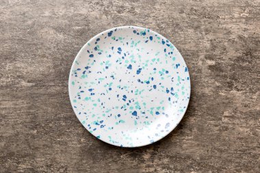 Beton zemin üzerinde boş mavi plaka üst görünümü. Tasarımın için boş boşluk.