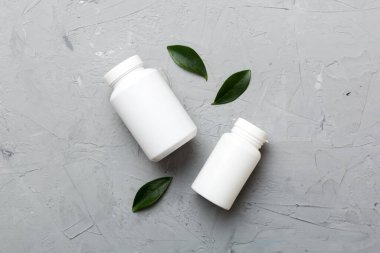 İlaçlar, ilaç şişesi, sağlık ve tıbbi destek. Vitamin hapları. Yeşil yapraklı vitaminler, doğal organik biyo takviyeler, fotokopi alanı..