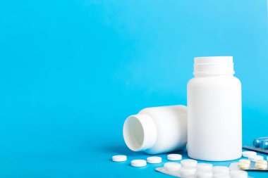 HIV enfeksiyonunun tedavisi için ilaç. Haplar, kapsüller ve masada savaş. Renkli arkaplanda kopyalama alanı olan farklı renkli tabletler.