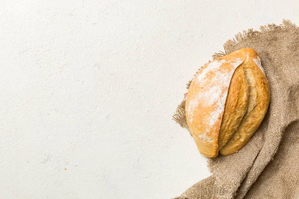 Свежеиспеченный Вкусный Французский Хлеб Салфеткой Деревенском Столе Вид Сверху Здоровый — стоковое фото