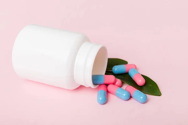 Diverse Pillole Farmaci Integratori Salute Versate Una Bottiglia Medicina Assistenza — Foto Stock