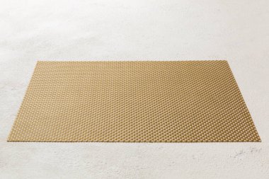 Çimento arka planında yiyecek için kahverengi masa örtüsü manzarası. Tasarımın için boş boşluk.