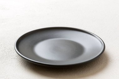Çimento arka planındaki boş gri plakanın perspektif görüntüsü. Tasarımın için boş boşluk.