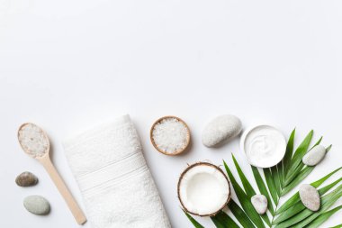 Hindistan cevizi yağı dolu kavanozlar ve renkli arka planda kozmetik kremi. Üst Manzara. Metnin için boş yer. Doğal spa Hindistan cevizi kozmetik ve organik tedavi konsepti Hindistan cevizi spa bileşimi.