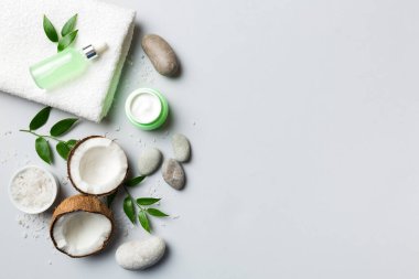 Hindistan cevizi yağı dolu kavanozlar ve renkli arka planda kozmetik kremi. Üst Manzara. Metnin için boş yer. Doğal spa Hindistan cevizi kozmetik ve organik tedavi konsepti Hindistan cevizi spa bileşimi.