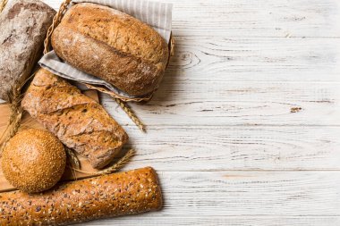 Doğal arka plana karşı sepette taze pişmiş ekmek. üstteki görünüm ekmek kopyalama alanı.