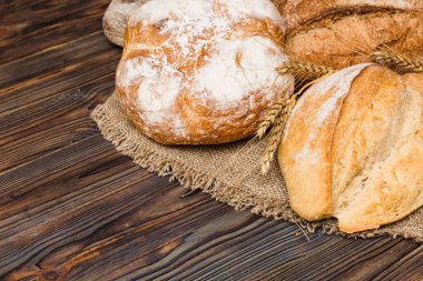 Ev yapımı doğal ekmek. Arkaplan olarak taze ekmeğin farklı türleri, kopya alanı ile perspektif.