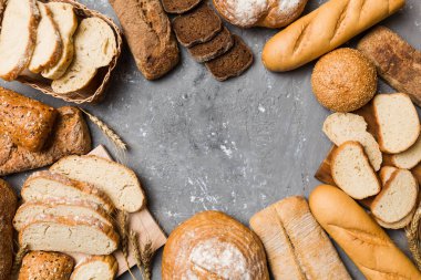 Ev yapımı doğal ekmek. Arka plan olarak farklı taze ekmek türleri, kopya alanı ile üst görünüm.