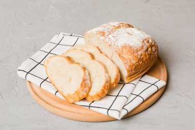 Köy manzaralı peçeteli taze dilimlenmiş ekmek çeşitleri. Sağlıklı mayasız ekmek. Fransız ekmeği dilimi.