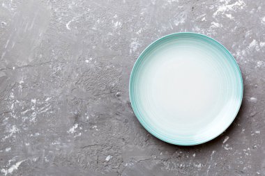 Beton zemin üzerinde boş mavi plaka üst görünümü. Tasarımın için boş boşluk.