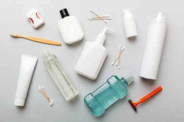 Banyo ürünleri için model düz yatak, spa jileti, diş macunu, sabun, jöle ve diğer çeşitli aksesuarlar. Cilt sağlığı için kozmetik. Logonuz için Bath Mockup.