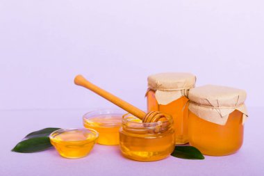 Renkli arkaplan görünümünde yapraklı bal ve bal kaplamalı bal metin ile üst görünüm.